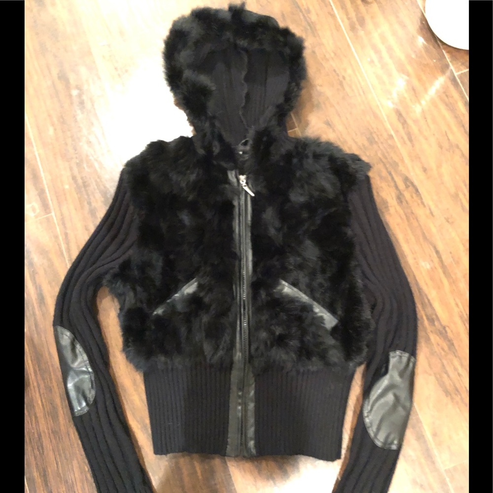 Black zippier sweater with rabbit fur😍💖